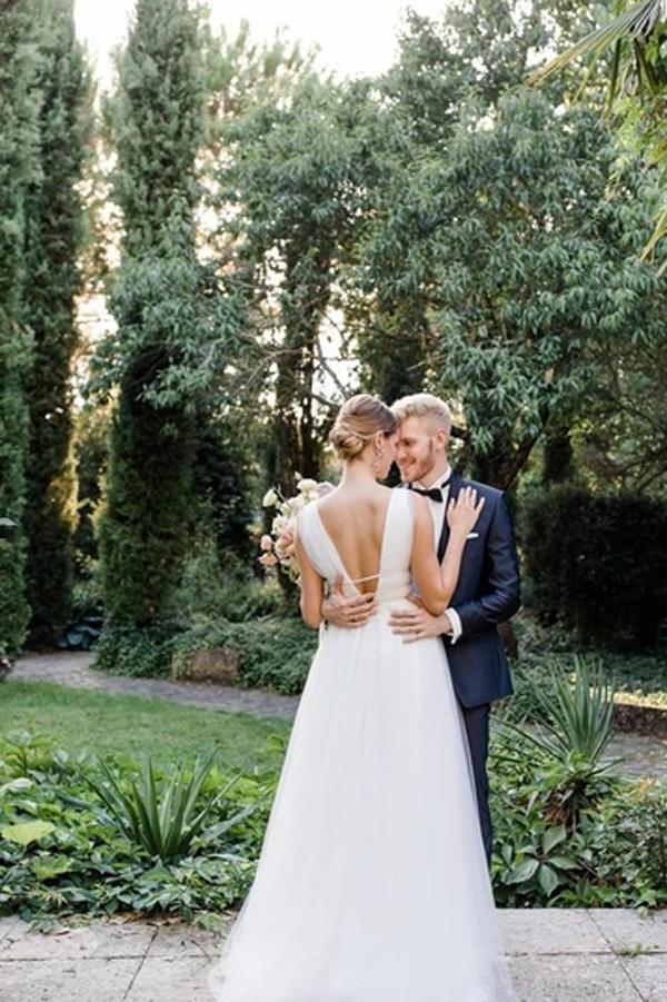 Simple V Neckline Tulle Ball Gown Wedding Dress Plunging Style Bridal Gown - Image 2